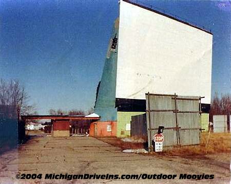 Starlite Drive-In Theatre - Starlite Screen 1987 Courtesy Outdoor Moovies